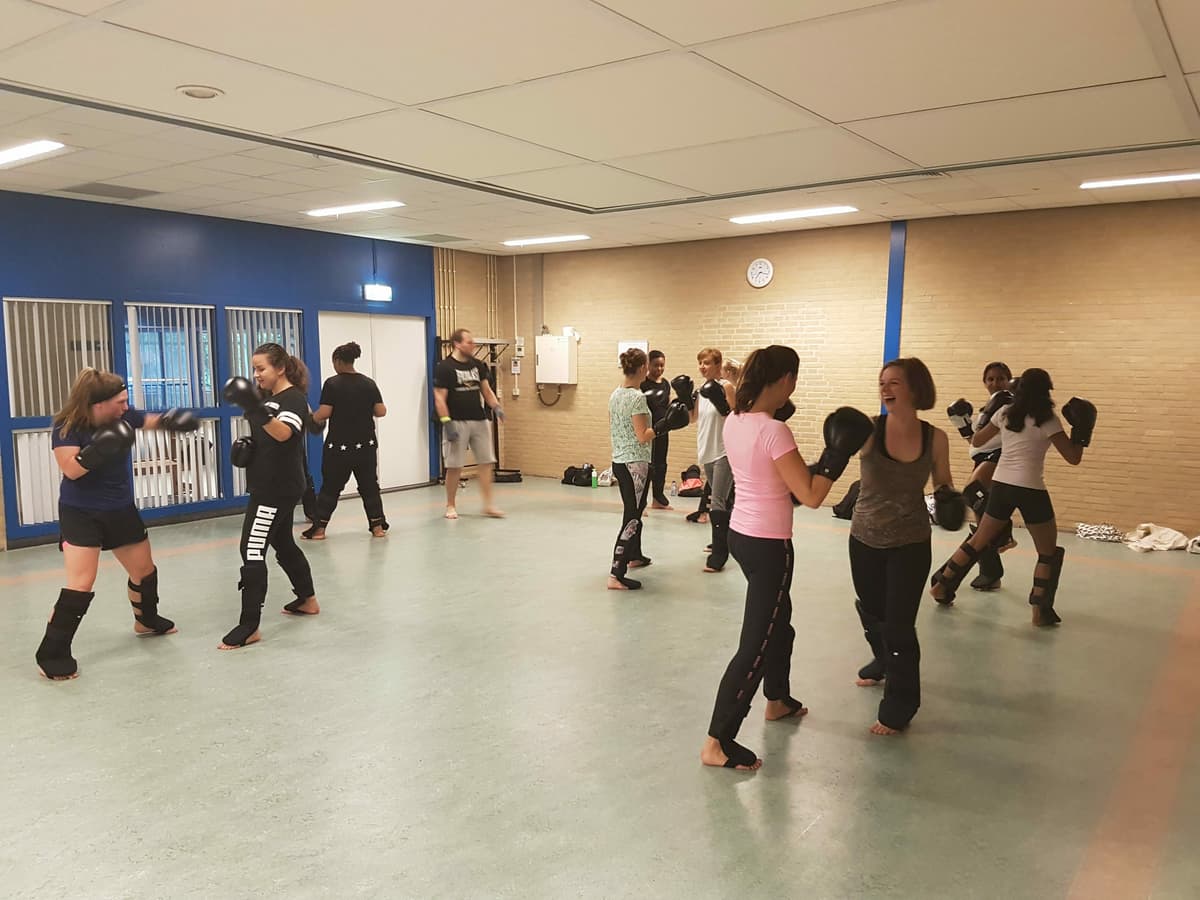 Een groepsles met stootkussens in een sportzaal
